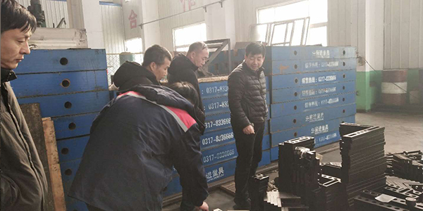 石家莊客戶參觀我廠三維柔性焊接工裝